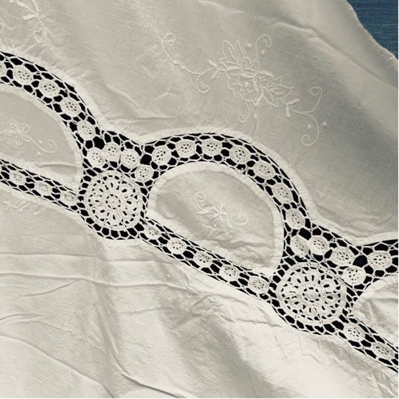 Large Vintage Tablecloth White Lace Crochet Buffet / Party / Formal Dining - Picture 11 of 13